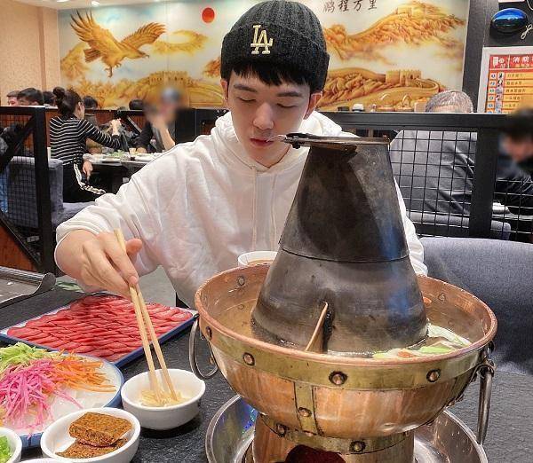 原创仝卓复出在即翻唱映山红被官媒认可将在成都开演唱会