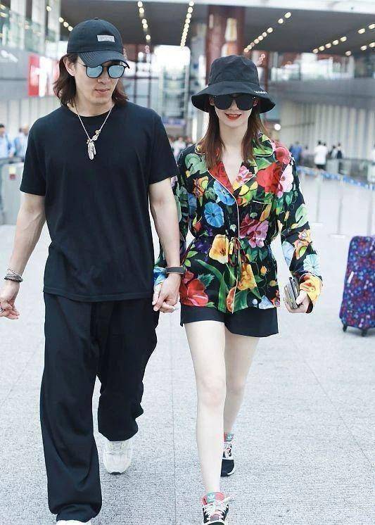 原创当妈后的戚薇魅力不减反增穿起开叉裙来就没有00后什么事情了