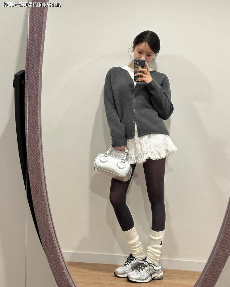 原创2024年流行银色手袋张元英米娜和孝敏的搭配太绝了吧