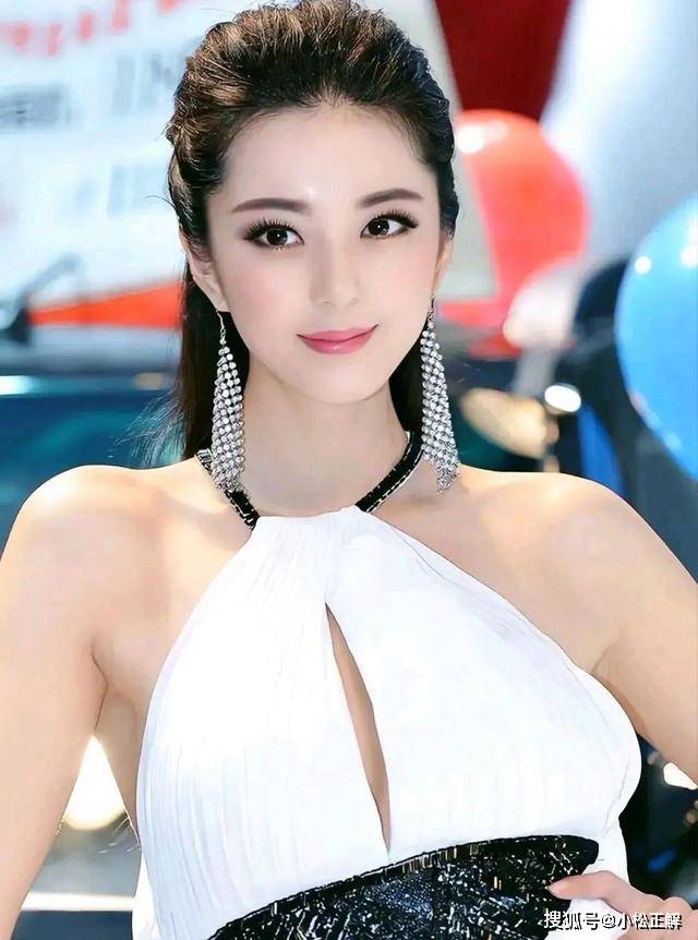 86岁书法家范曾新婚妻子曝光,疑似名模艾尚真,颜值高,身材好