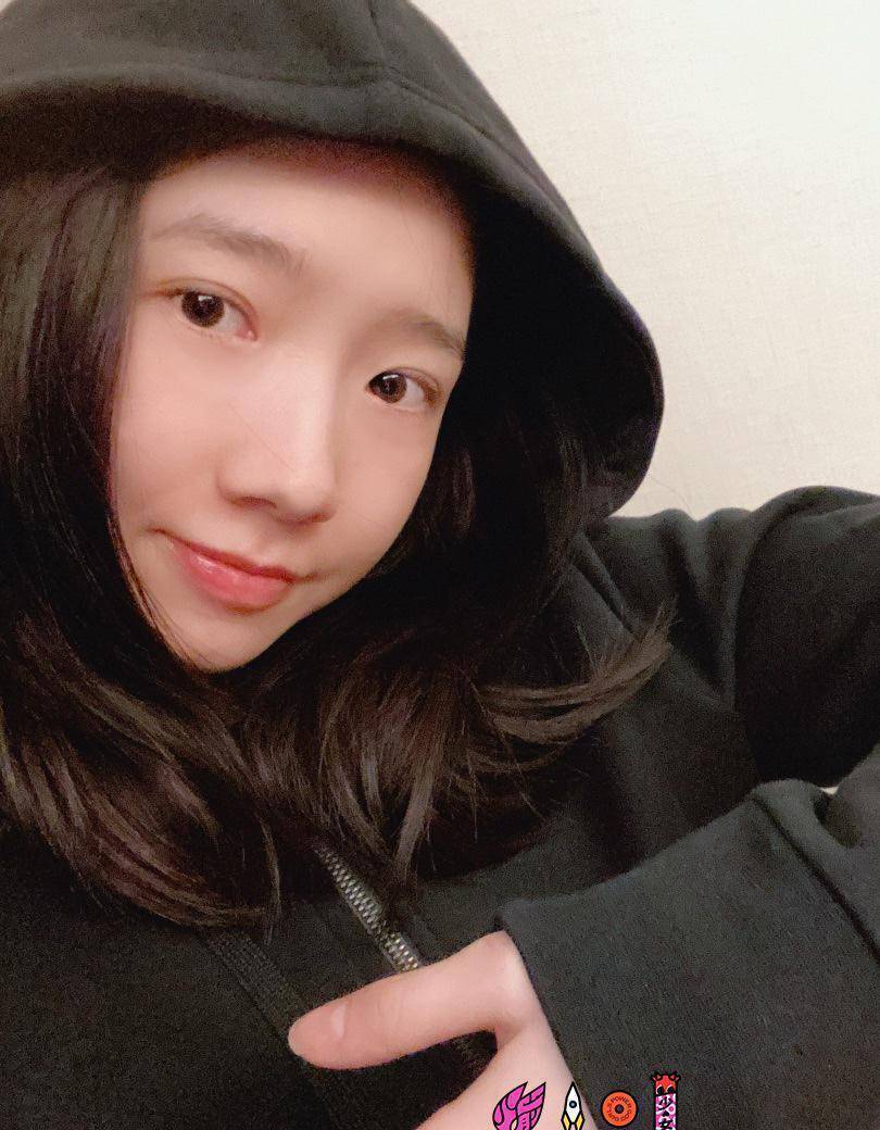 原创火箭少女女王节晒照杨超越睡衣软萌可爱sunnee素颜意外抢镜