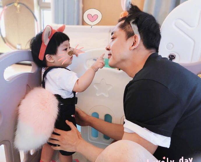 原创李佳航给儿子示范爬隧道儿子跑了我不跟傻子一块玩