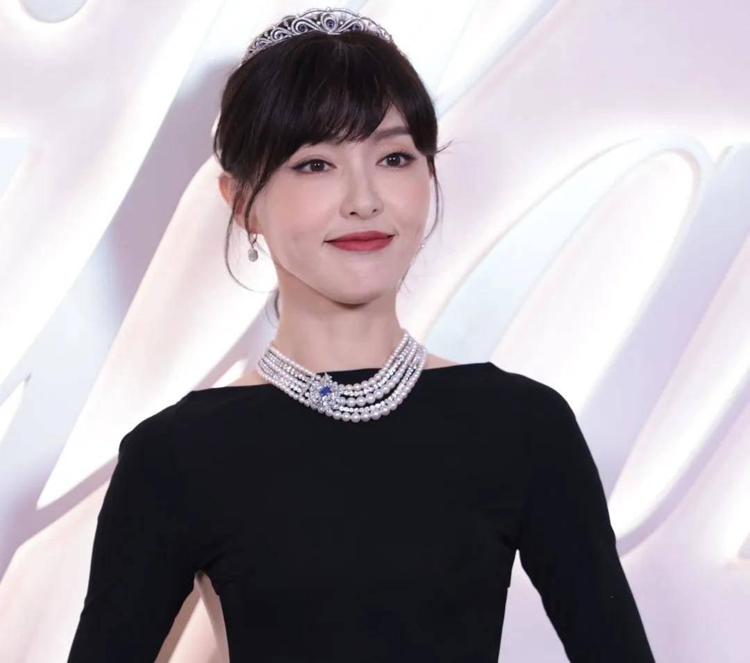 原创40岁唐嫣最新生图引热议苹果肌抢镜年龄感重网友感叹老了