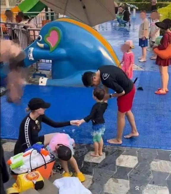 撒贝宁一家四口三亚游,撒贝宁穿时尚潮牌,李白穿泳装好白皙