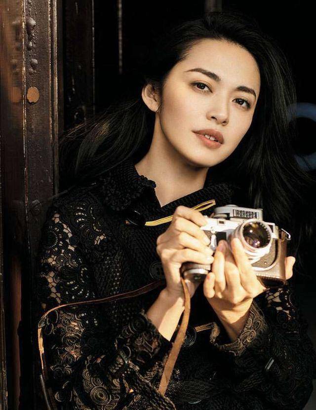 四十岁女人拍照别总剪刀手了学会3个通用姿势自然又好看