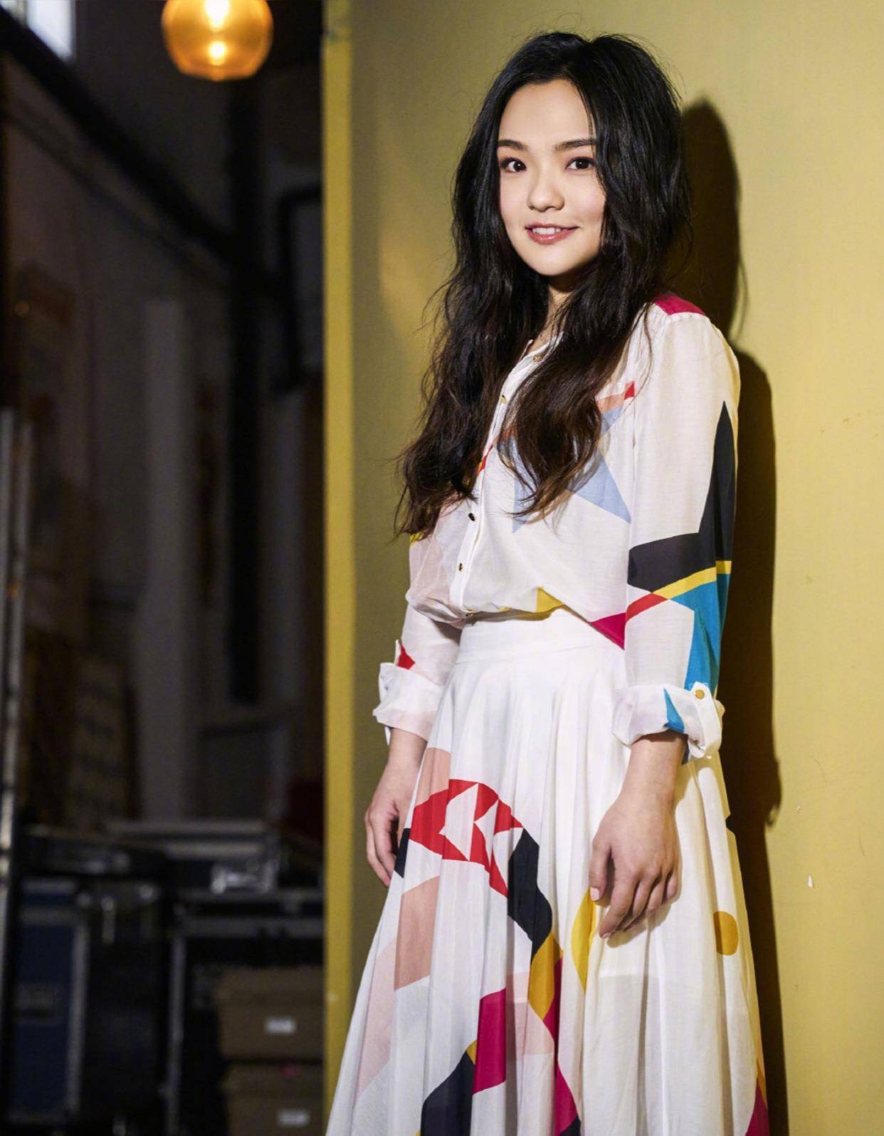歌手预告照来袭华晨宇挑战裙裤酷炫黄霄云花朵纱裙优雅