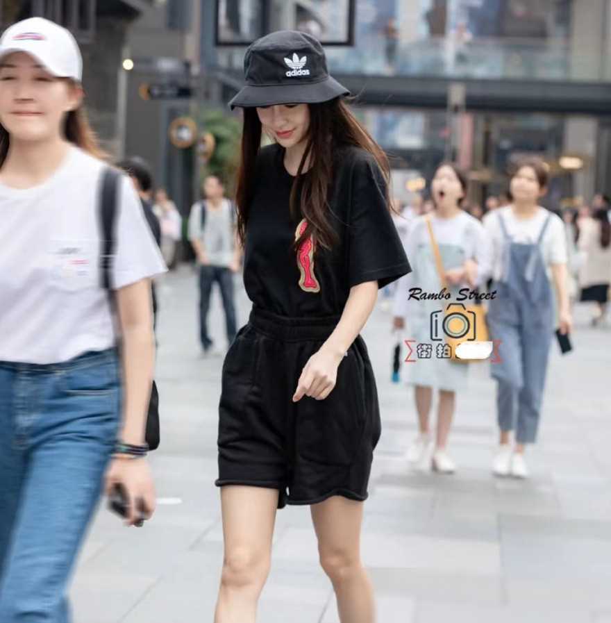 大批明星在太古里街拍一男明星陷入困境被拍到与闺密逛街