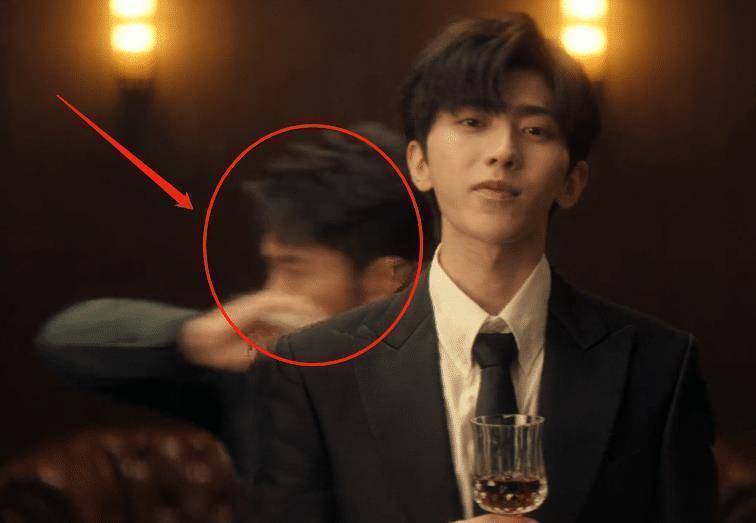 原创跑男8李晨蔡徐坤撕名牌镜头切换到郭麒麟原谅我笑翻了