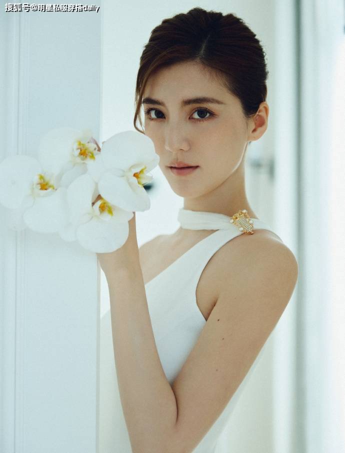 原创吴千语嫁入豪门之后越来越贵气单肩白色礼服眼神坚定有贵妇气质