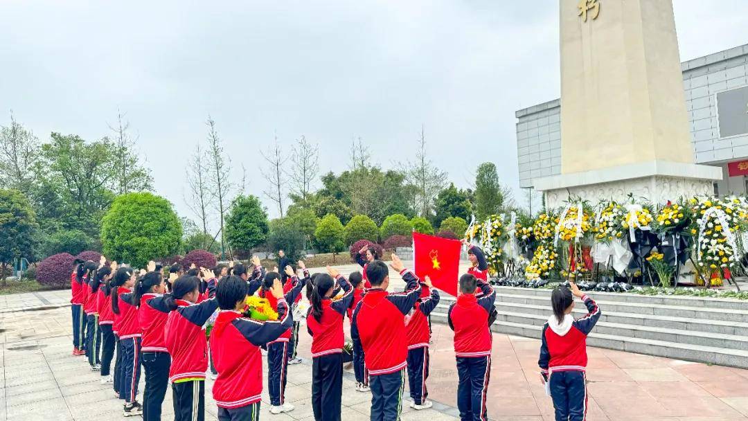 郫都区红光思源学校清明节祭扫活动忠魂不泯祭先烈红色精神润童心