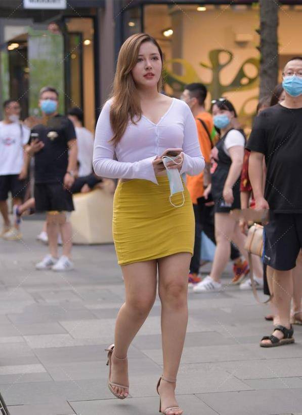 原创清透短衫搭配明黄色短裙活泼阳光时尚时尚的为微胖女生穿搭