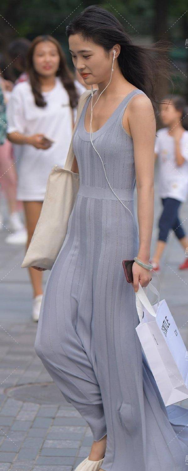 丰润雅致的连衣裙美女,才能契合自身气质,简约靓丽