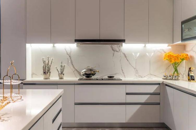 通过设置隐藏式灯带或小型射灯,可以营造出温馨,舒适的氛围,为厨房