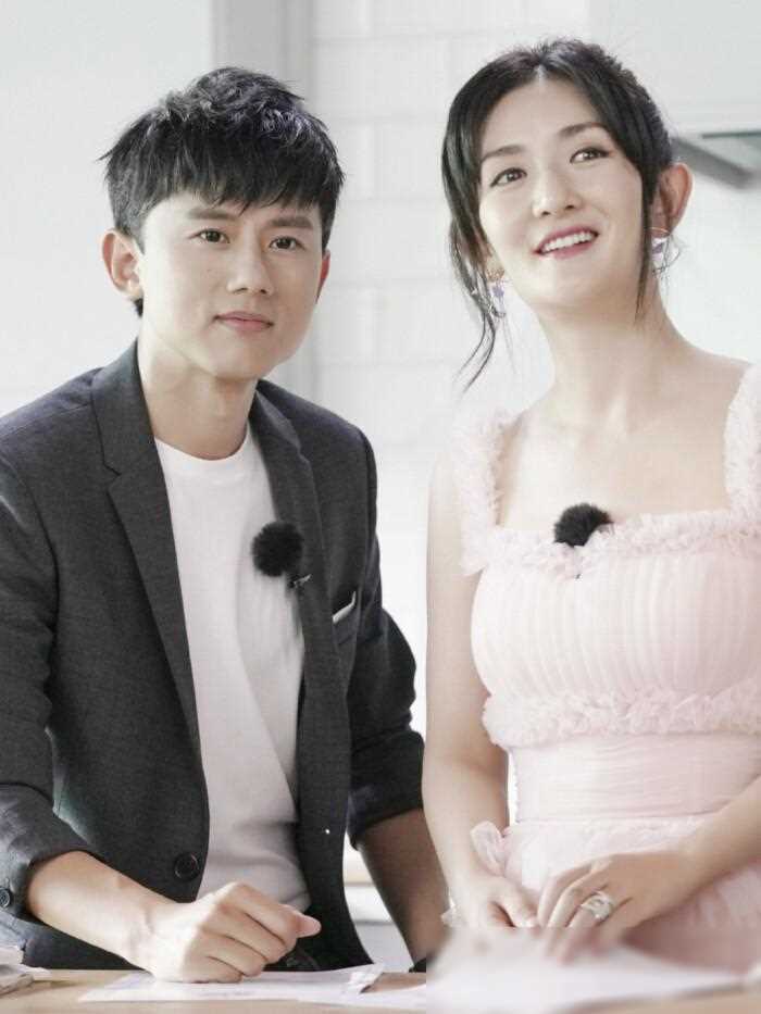 张杰谢娜带娃游迪士尼保姆抢镜十指紧扣如热恋情侣