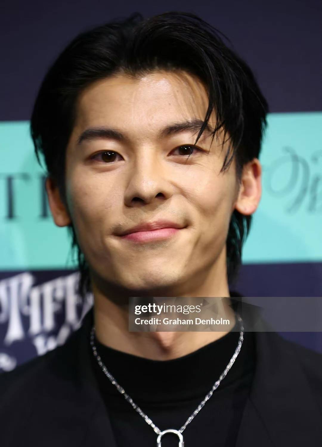近镜头下许光汉的脸部状态也很能打除了有些小细纹和毛孔以外皮肤