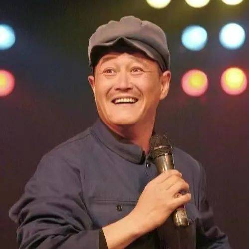 岁赵本山全家福罕见曝光妻子打扮精致像优雅女神他满头白发像邋遢老头