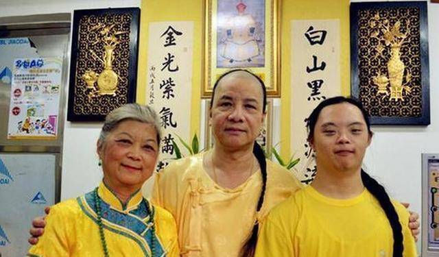 此人是清朝皇族后裔,至今仍穿黄马褂,留辫子_溥仪_生活_都会