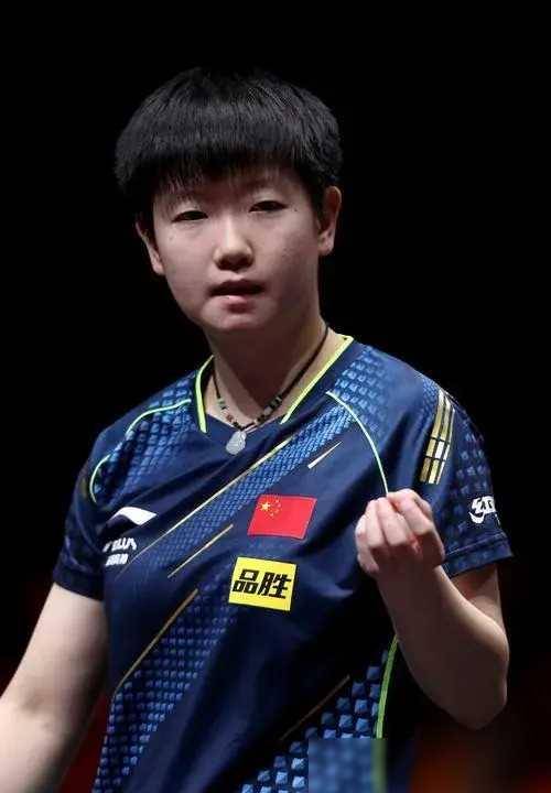 原创刘诗雯对阵孙颖莎论天赋刘诗雯更强论人情世故孙颖莎远远超过