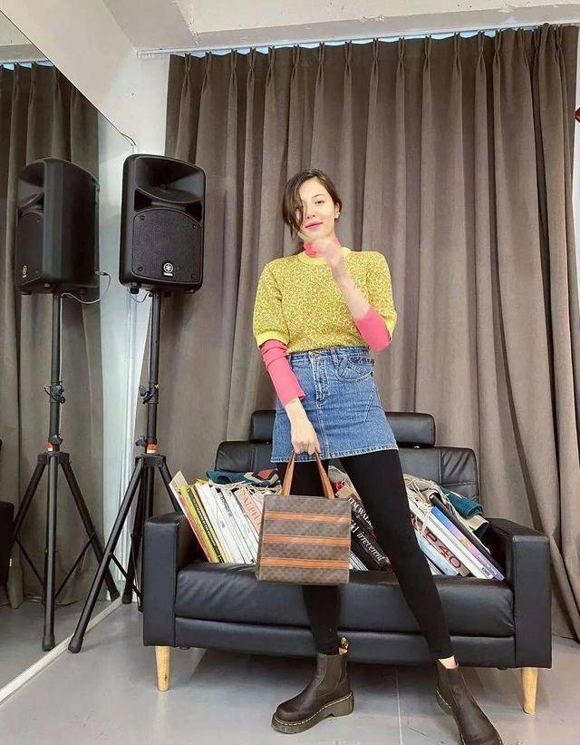 原创泫雅瞎穿翻车太真实牛仔裙配时尚裤好土气全凭气质提档次