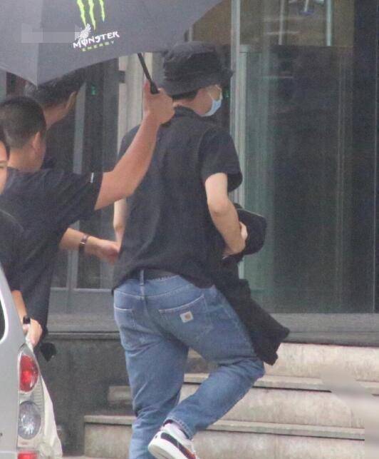 王一博新路透变五五分身材,网友直言胖到认不出_裤子_照片_感觉