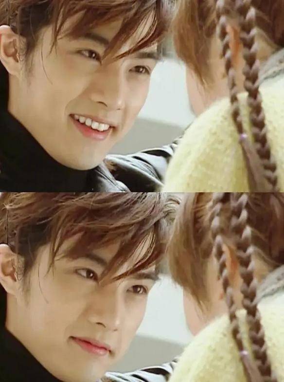 笑起来的时候,是标准的"月牙眼".