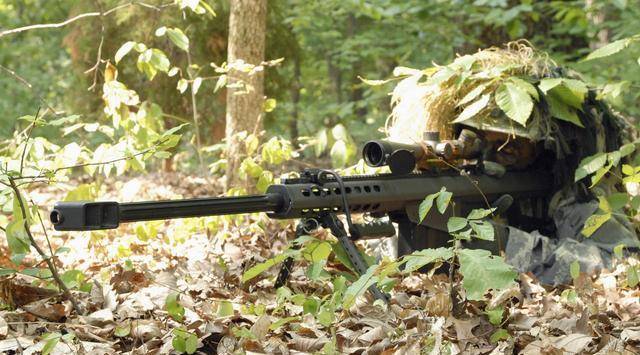 为啥狙击枪的瞄准镜和枪管不在一条直线上却能击中目标