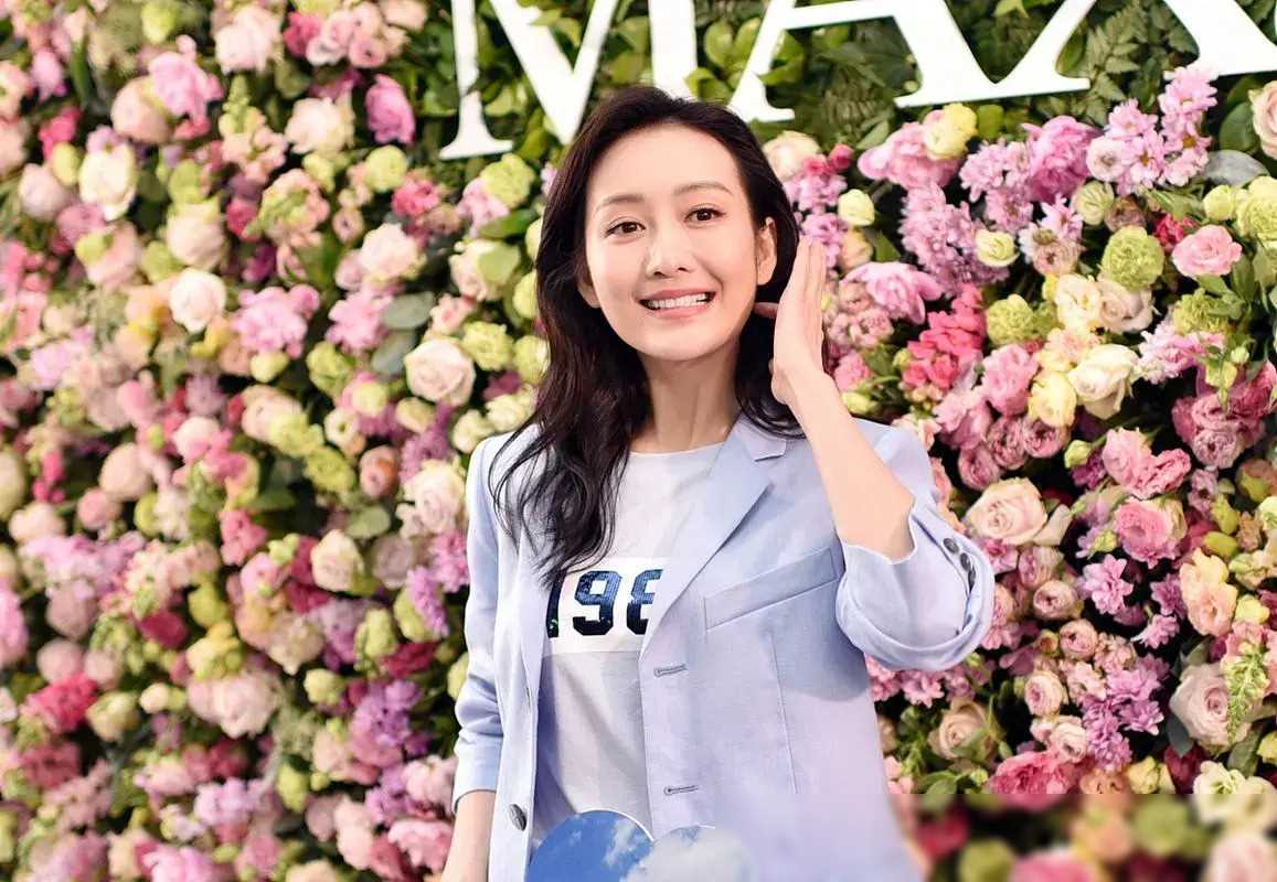 原创王鸥产后首次露面红唇大波浪气场十足风韵犹存挣钱养家