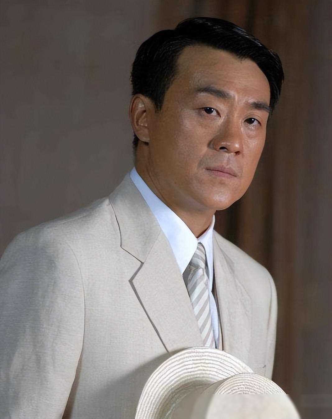演员何冰:结婚25年无绯闻,老婆身份引人关注