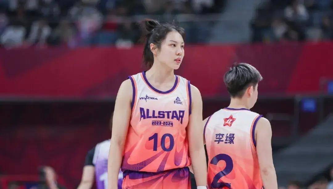 她是我们女篮的颜值担当又美又能打