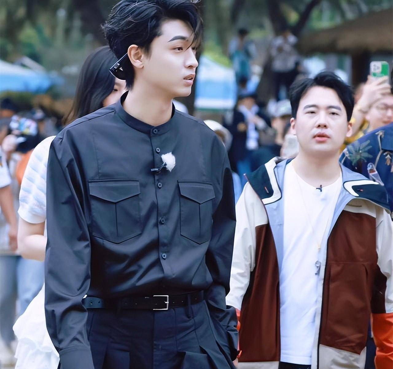 郭麒麟戴小草帽出镜,进店主动打招呼,爽朗性格让人很舒服_秦霄贤_老秦