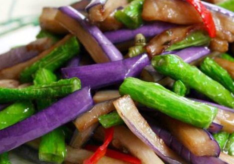 炒茄子时别急着下油锅炒不仅费油还变黑多加一步省油好吃