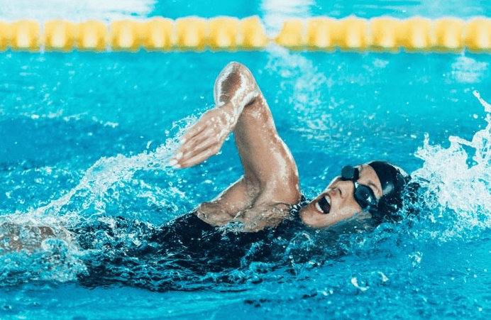 很多的自由泳经常会游歪了