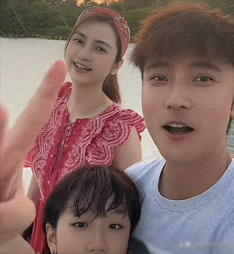 张丹峰一家三口马尔代夫之旅女儿彤彤长相甜美如洪欣分毫不差
