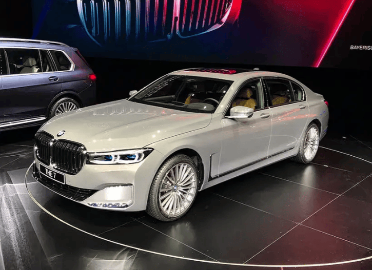 2025款宝马7系,采用双色车身,大尺寸中控,谁不爱?