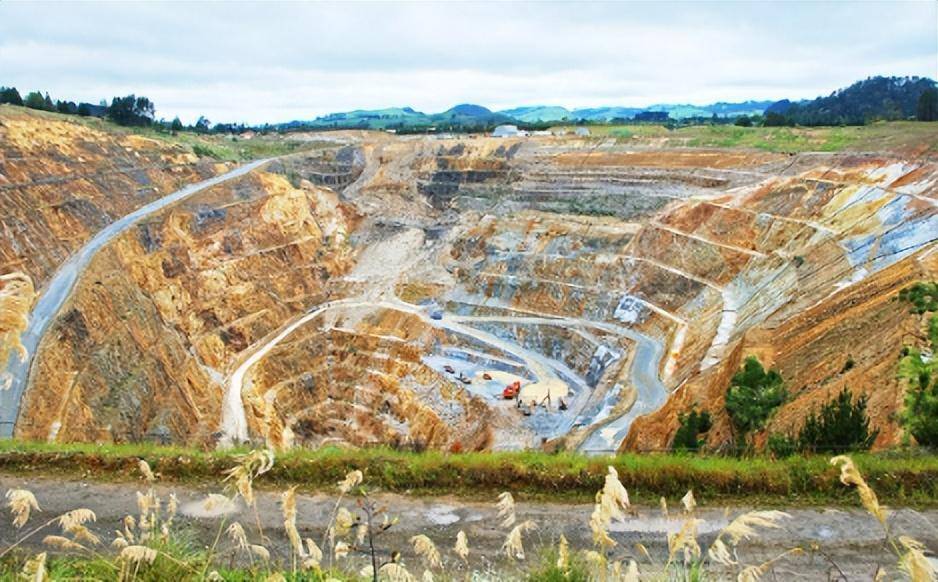 与破坏,而采矿产生的废弃物如矿石废渣,尾矿和化学废液等也在不断累积