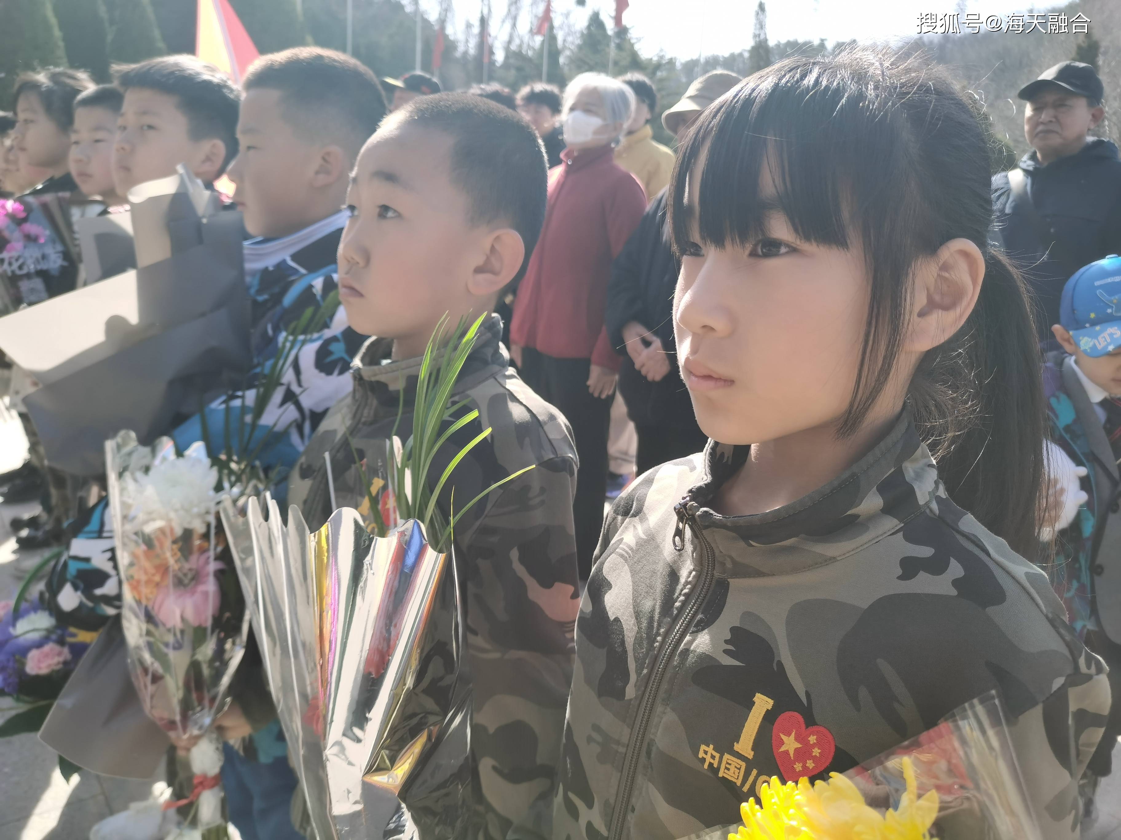 战友集团国成武馆爱国主题教育在大连西岗区英雄烈士陵园举行