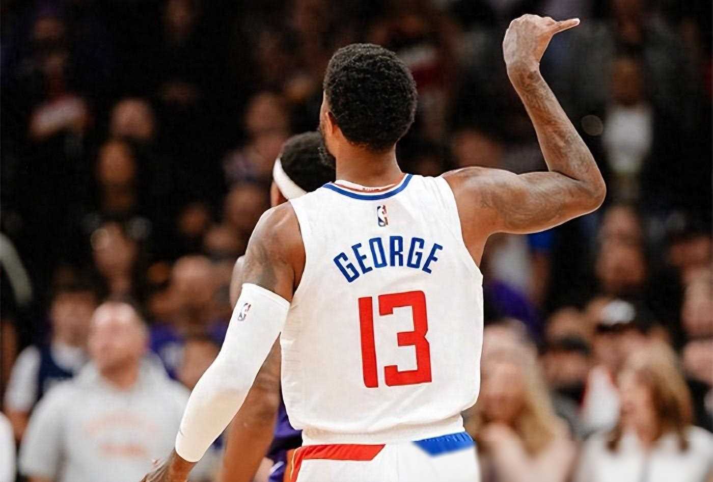 本场比赛中,哈登选择了不出战,但昔日雷霆王炸中的威少和乔治站了