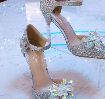 这款高跟的粉色婚鞋,很可爱,适合双鱼座!