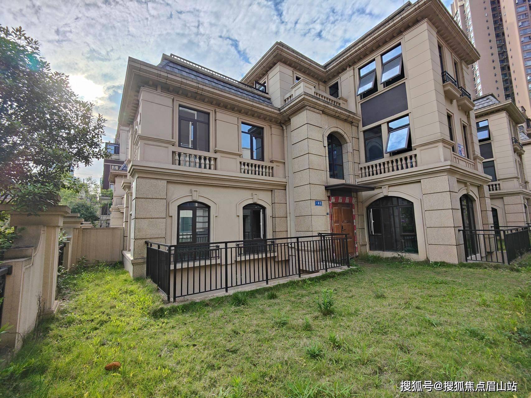 千墅】售楼中心-楼盘详情-售楼电话-成都房产首页网站_面积_别墅_产权