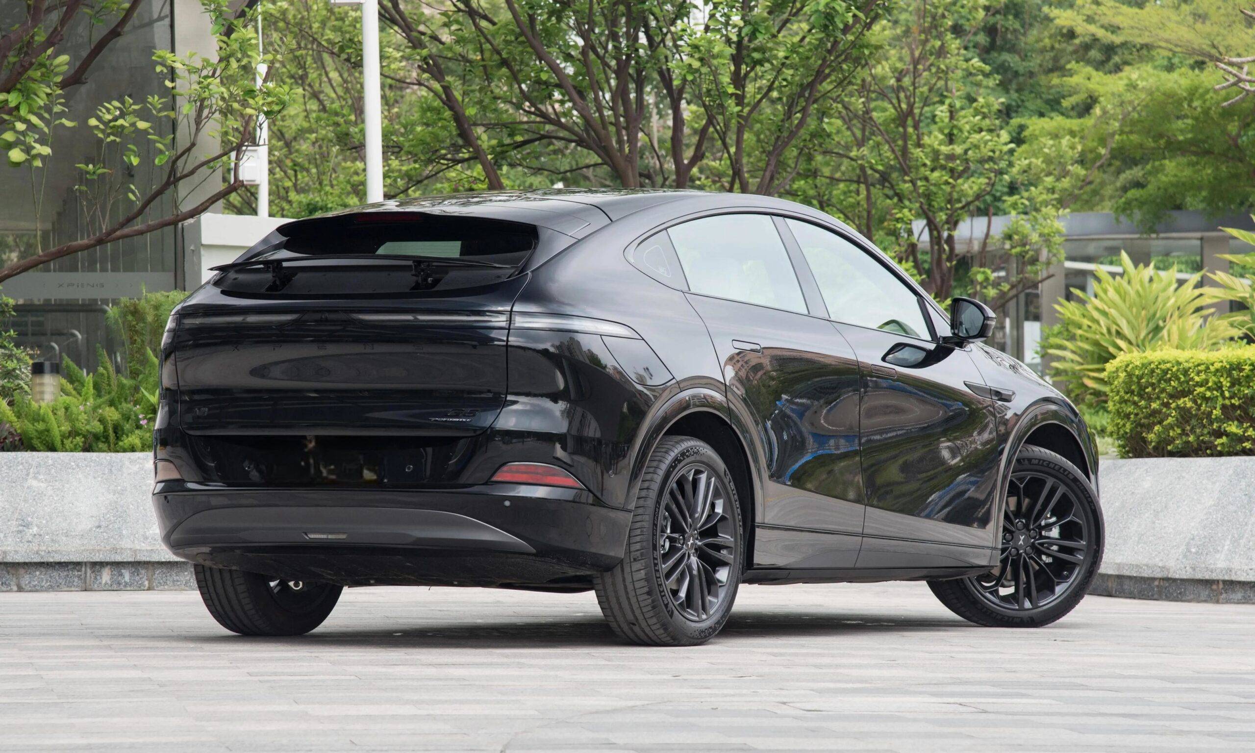 外观细节熏黑处理,如品牌标识,字母标识,智能驾驶摄像头装饰件黑化.