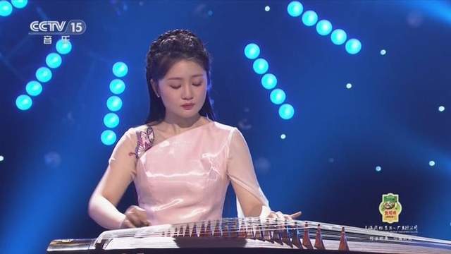 诗意江城天外蝶影采花忙听王钰古筝曲云游不羡仙乡有感