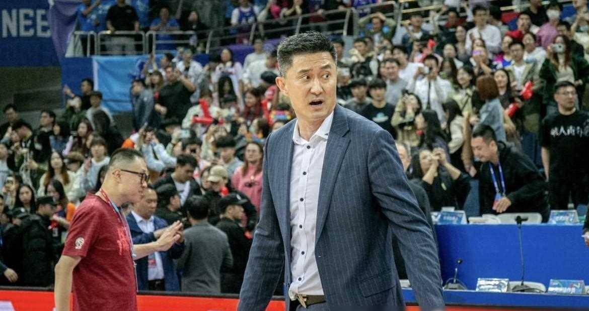 太损广东小将眉骨裂开血洒赛场送医院缝6针被周琦晒图嘲笑