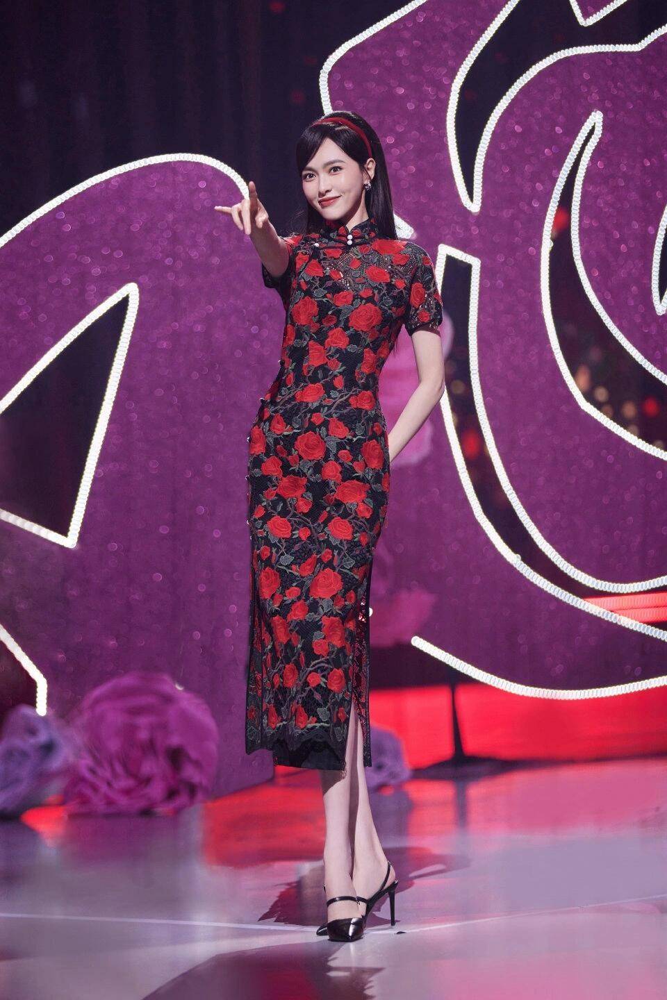 原创被唐嫣的上班图惊艳到穿旗袍黑长直发型复古优雅又迷人