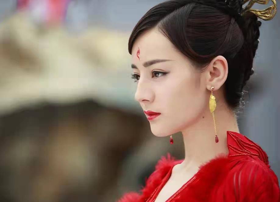 不过,"凤九"眉间凤尾花的花钿妆更让人印象深刻.