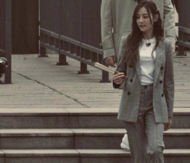 原创迪丽热巴现身武汉录制节目灰色西装a到爆生图让网友直呼羡慕