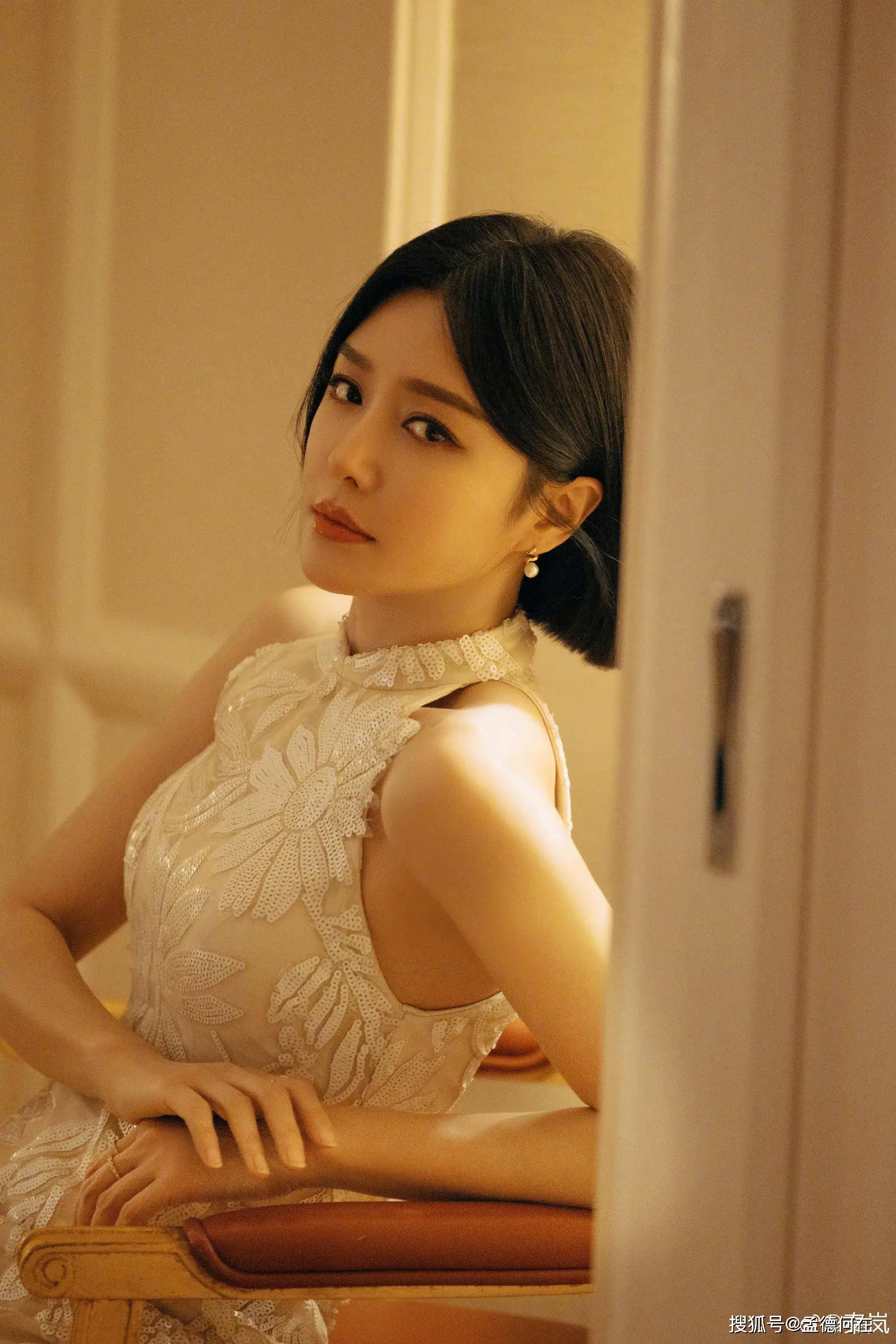 原创这谁能顶得住呢44岁秦岚身材真叫人窒息啊