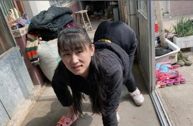 原创山东美女主播爬行生活36年24岁嫁46岁男人现在活成这样