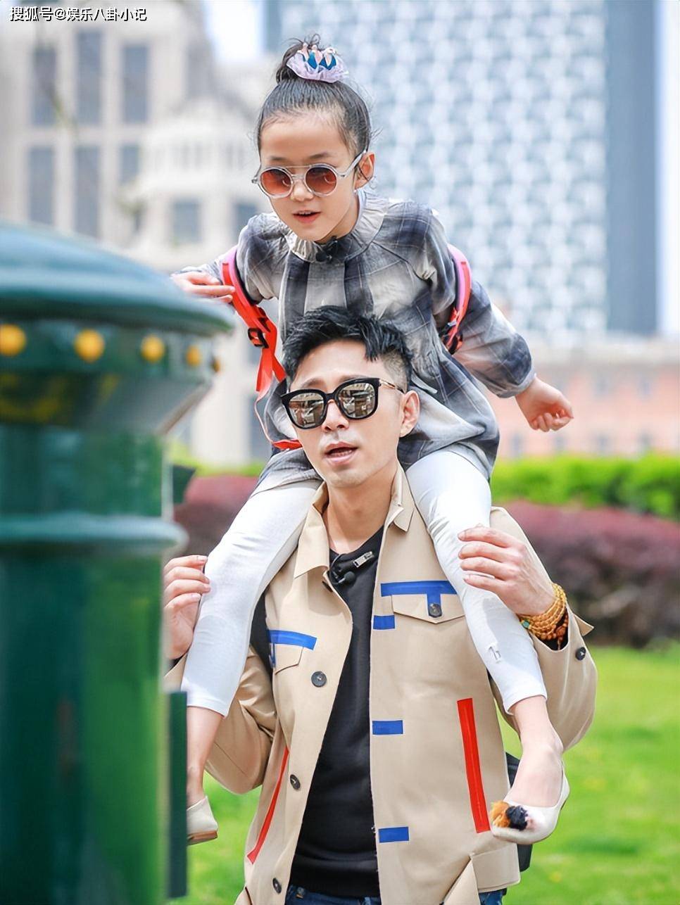 恩爱至今,两人育有一个女儿,名叫小佳宝,如今也16岁了,身高一米七了