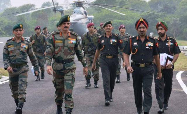 原创印度士兵为啥宁愿花半个小时裹头巾也不愿戴钢盔原因很简单