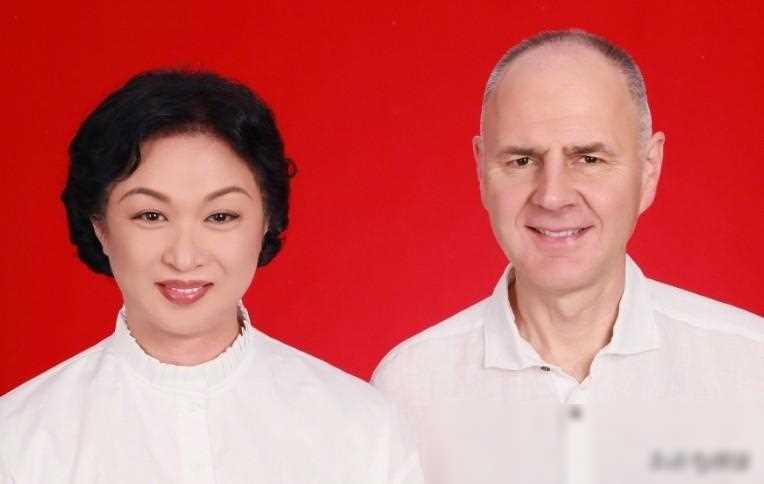金星与丈夫汉斯复婚岁月静好56岁依然美丽动人